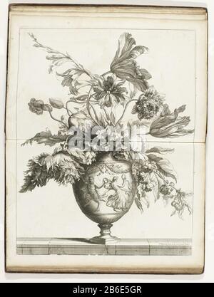 Bloemenvaas Plusieurs livres Vaze de faicts Après les fleurs naturelles (servietitel) vase de fleurs Où: En fleurs. Imprimer une partie d'un album. Fabricant : printmaker Jean Baptiste Monnoyer (propriété cotée) conçu par Jean Baptiste Monnoyeruitgever Jean Baptiste Monnoyer (propriété cotée) fournisseur de privilège: Louis XIV (roi de France) (inscrit sur l'objet) Lieu de fabrication: Paris Date: CA. 1680 - env. 1695 Caractéristiques physiques: Matériau de gravure: Technique du papier: Dimensions de gravure: Bord de la plaque: H 488 mm × W 377 mm Objet: Fleurs dans un vase Banque D'Images