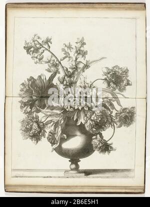 Bloemenvaas Plusieurs livres Vaze de faicts Après les fleurs naturelles (servietitel) vase de fleurs Où: En fleurs. Imprimer une partie d'un album. Fabricant : printmaker Jean Baptiste Monnoyernaar design: Jean Baptiste Monnoyeruitgever Jean Baptiste Monnoyer (propriété cotée) fournisseur de privilèges: Louis XIV (roi de France) (bâtiment classé) fabrication De Lieux: Paris Date : CA. 1680 - env. 1695 Caractéristiques physiques: Matériau de gravure: Technique du papier: Dimensions de gravure: Bord de la plaque: H 485 mm × W 373 mm Sujet: Fleurs dans un vase Banque D'Images