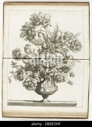 Bloemenvaas Plusieurs livres Vaze de faicts Après les fleurs naturelles (servietitel) vase de fleurs Où: En fleurs. Imprimer une partie d'un album. Fabricant : printmaker Jean Baptiste Monnoyernaar design: Jean Baptiste Monnoyeruitgever Jean Baptiste Monnoyer (propriété cotée) fournisseur de privilèges: Louis XIV (roi de France) (bâtiment classé) fabrication De Lieux: Paris Date : CA. 1680 - env. 1695 Caractéristiques physiques: Matériau de gravure: Technique du papier: Dimensions de gravure: Bord de la plaque: H 483 mm × W 372 mm Sujet: Fleurs dans un vase Banque D'Images