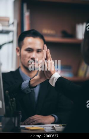 Deux business man shaking hands lors d'une réunion à l'office, succès, traitant, salut et partenaire concept. Banque D'Images