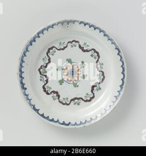 Pyramide de fleurs Pyramide de Delfware Bloempiramide van de la foi. Hoge tulpenhouder van Delfts aardewerk met blauw décor, dans de trant van een pagode chinoise, bestaande uit zes losse stukken vormende tien gegedingen en het voetstuk, en centre houten stok. Het vierkante voetstuk, rustend op vier poten, heeft een geprofileerde base en kroonlijst en is versierd met landschappen, Banque D'Images