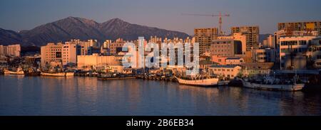 Bâtiments au bord de l'eau, Sokcho, province de Gangwon-Do, Corée du Sud Banque D'Images