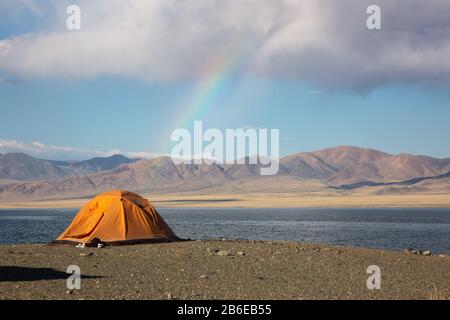 Vue nuageux sur un lac de montagne. Tente Mongolie à la plage Banque D'Images