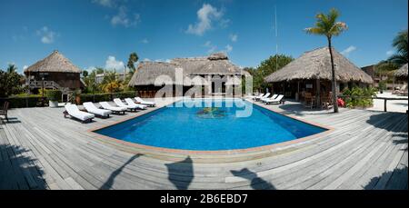 Piscine dans une station touristique, San Pedro, Ambergris Caye, Belize Banque D'Images