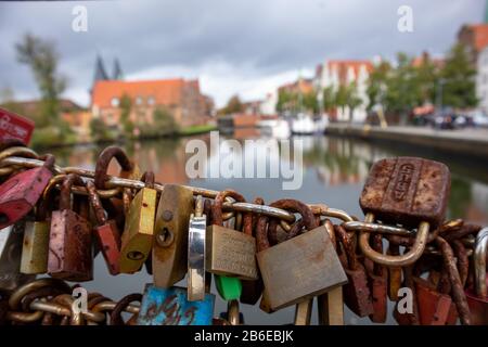 Lubeck, Allemagne, 08-06-2019 Love locks sur le pont de l'amour au-dessus de la rivière Trave Banque D'Images