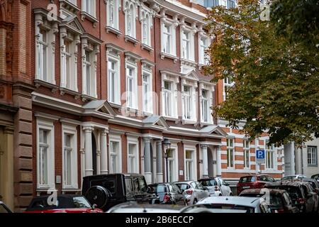 Lubeck, Allemagne, 08-06-2019 une ruelle dans la vieille ville historique avec le XIXe siècle et des voitures garées Banque D'Images