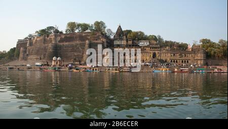 Temple De Rajarajeshwara Et Fort D'Ahilya Sur La Rivière Narmada, Maheshwar, Khargone, Madhya Pradesh, Inde Banque D'Images