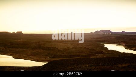 Lever du soleil sur le désert aride entourant le lac Powell et Page Arizona. Banque D'Images
