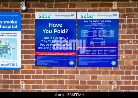 Panneau des frais de parking payant à pied à l'hôpital général de Southampton, un hôpital d'enseignement dirigé par l'hôpital universitaire Southampton NHS Foundation Trust Banque D'Images