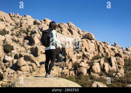 Une jeune femme randonneur à la Pedriza, parc national de montagne de Guadarrama à Manzanares El Real, Madrid, Espagne. Banque D'Images