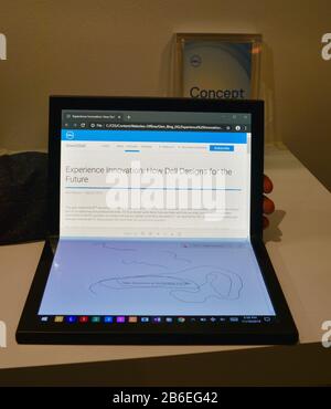 Concept D'Ordinateur Dell (avant la commercialisation) Ori, un grand PC tablette pliable et compatible avec le stylet, s'affiche à l'Écran de Dell Experience au ces, Las Vegas, NV, États-Unis Banque D'Images