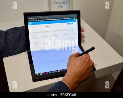 Concept D'Ordinateur Dell (avant la commercialisation) Ori, un grand PC tablette pliable et compatible avec le stylet, s'affiche à l'Écran de Dell Experience au ces, Las Vegas, NV, États-Unis Banque D'Images