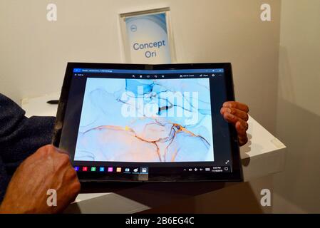 Concept D'Ordinateur Dell (avant la commercialisation) Ori, un grand PC tablette pliable et compatible avec le stylet, s'affiche à l'Écran de Dell Experience au ces, Las Vegas, NV, États-Unis Banque D'Images