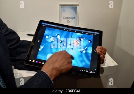 Concept D'Ordinateur Dell (avant la commercialisation) Ori, un grand PC tablette pliable et compatible avec le stylet, s'affiche à l'Écran de Dell Experience au ces, Las Vegas, NV, États-Unis Banque D'Images