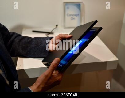 Concept D'Ordinateur Dell (avant la commercialisation) Ori, un grand PC tablette pliable et compatible avec le stylet, s'affiche à l'Écran de Dell Experience au ces, Las Vegas, NV, États-Unis Banque D'Images