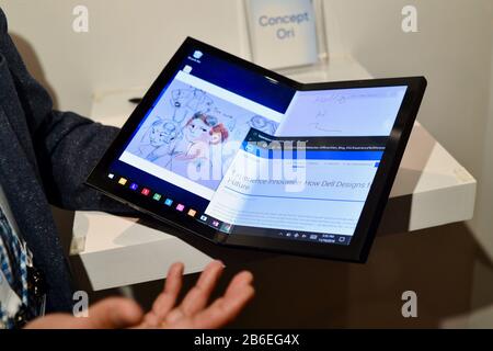 Concept D'Ordinateur Dell (avant la commercialisation) Ori, un grand PC tablette pliable et compatible avec le stylet, s'affiche à l'Écran de Dell Experience au ces, Las Vegas, NV, États-Unis Banque D'Images