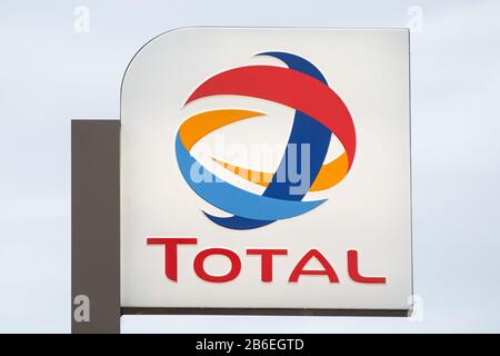 Brzeznik, Pologne. 24 février 2020. Logo de la station-service totale visible à Brzeznik. Crédit: Karol Serewis/Sopa Images/Zuma Wire/Alay Live News Banque D'Images