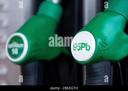 Brzeznik, Pologne. 24 février 2020. Distributeurs de carburant à la station essence Total de Brzeznik. Crédit: Karol Serewis/Sopa Images/Zuma Wire/Alay Live News Banque D'Images