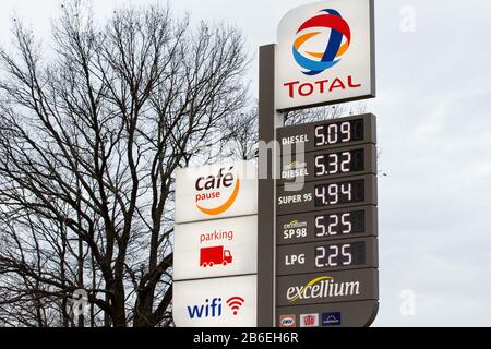 Brzeznik, Pologne. 24 février 2020. Prix du carburant à la station-service Total à Brzeznik. Crédit: Karol Serewis/Sopa Images/Zuma Wire/Alay Live News Banque D'Images