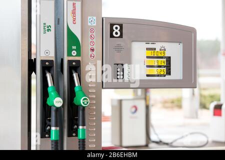 Brzeznik, Pologne. 24 février 2020. Distributeurs de carburant à la station essence Total de Brzeznik. Crédit: Karol Serewis/Sopa Images/Zuma Wire/Alay Live News Banque D'Images