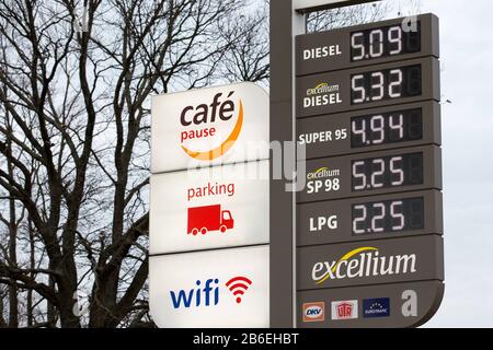 Brzeznik, Pologne. 24 février 2020. Prix du carburant à la station-service Total à Brzeznik. Crédit: Karol Serewis/Sopa Images/Zuma Wire/Alay Live News Banque D'Images