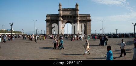 Touristes devant la porte d'entrée de l'Inde, Mumbai, Maharashtra, Inde Banque D'Images