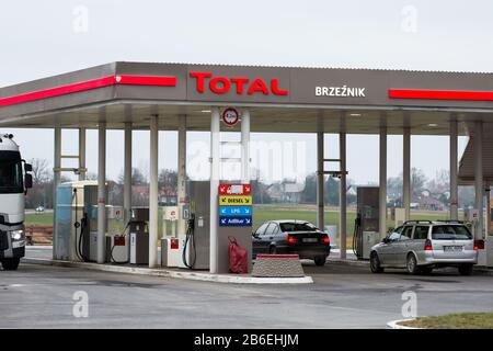 Brzeznik, Pologne. 24 février 2020. Vue générale de la station-service Total à Brzeznik. Crédit: Karol Serewis/Sopa Images/Zuma Wire/Alay Live News Banque D'Images