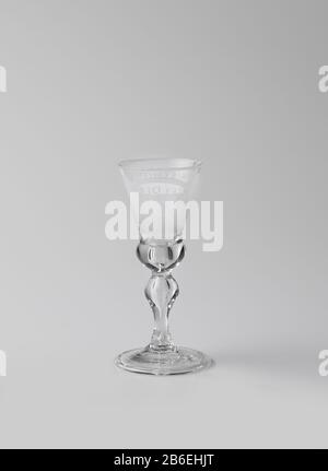 Goblet avec un homme dans une cave avec des barriques et marqué HANSGENIN CAVE Bokaal met balusterstam en verdikt kelk ondereinde. Op de kelk het inwendige van een kelder en een man uit een tva tappede Banque D'Images