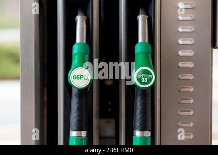 Brzeznik, Pologne. 24 février 2020. Distributeurs de carburant à la station essence Total de Brzeznik. Crédit: Karol Serewis/Sopa Images/Zuma Wire/Alay Live News Banque D'Images