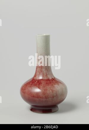 Vase globulaire recouvert d'un rouge Flesvormige vaas van porseléine met en platgedrukt bolvormig lichaam, bedekt met en or rood glaçuur. Binnen de voetrand wit geclazuurd. Monochromateurs. Fabricant : pottenbakker: AnoniemPlaats fabrication: Chine Dating: CA. 1800 - env. 1899School / stijl: Qing-dynastie (1644-1912) kenmerken physique: Porselein met een monochoom glaçuur matériel: Porselein glaçuur Techniek: Draaiend bewerken / bakken / glaçuren Dimensions: H 12,5 cmrand: D 4,2 cmbuik: D 14,5 cmvoet: 8,5 cm Banque D'Images