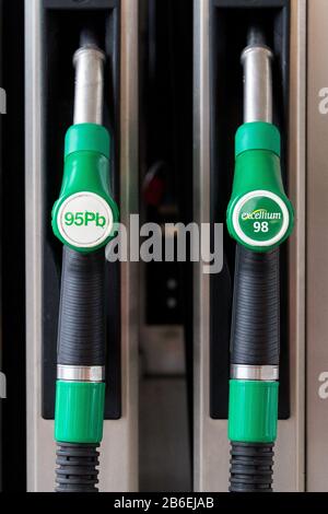 Brzeznik, Pologne. 24 février 2020. Distributeurs de carburant à la station essence Total de Brzeznik. Crédit: Karol Serewis/Sopa Images/Zuma Wire/Alay Live News Banque D'Images