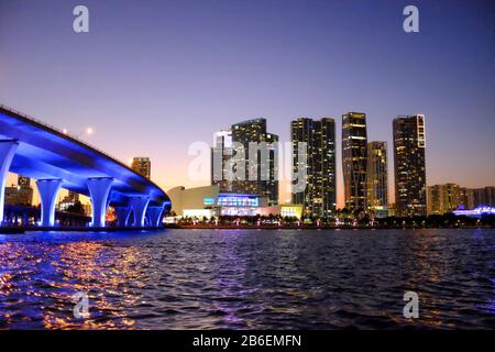 Port Blvd Causeway à côté de AmericanAirlines Arena et du centre-ville de Miami la nuit Banque D'Images