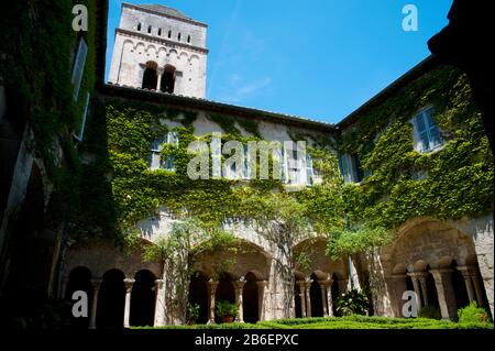 Cloître De L'Ancienne Monastère Saint-Paul-De-Mausole, Saint-Rémy-De-Provence, Bouches-Du-Rhône, Provence-Alpes-Côte D'Azur, France Banque D'Images