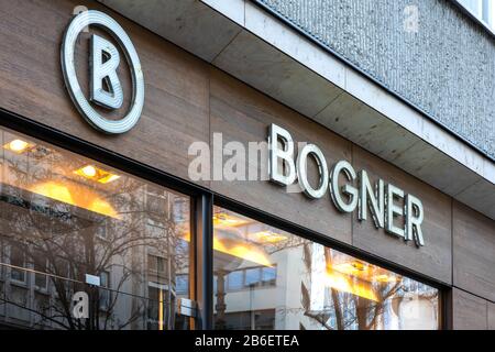 Francfort-sur-le-Main, Allemagne, 03/01/2020: Vitrine avec logo de Bogner dans le centre ville de Francfort-sur-le-Main Banque D'Images