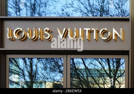 Francfort-sur-le-Main, Allemagne, 03/01/2020: Vitrine de magasins avec logo Louis Vuitton au centre ville de Francfort-sur-le-Main Banque D'Images