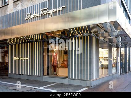 Francfort-sur-le-Main, Allemagne, 03/01/2020: Vitrine de magasins avec logo de Salvatone Ferragama dans le centre ville de Francfort-sur-le-Main Banque D'Images