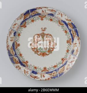 Bord van faïence, à Imari kleuren met à het midden het alliantiewapen van Jan van Beuningen (1667-1720) en Catharina Constantina van Leeuwen (1675-1720). Fabricant : plateelbakkerij: AnoniemPlaats fabrication: Delft Dating: CA. 1700 - env. 1725 matériau: Dimensions de la foi: D 26 cm. × h 2,7 cm. Banque D'Images