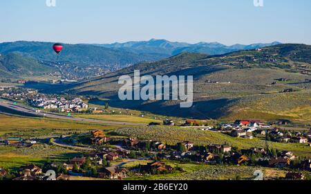 Montgolfière volant dans une vallée, Park City, Utah, États-Unis Banque D'Images