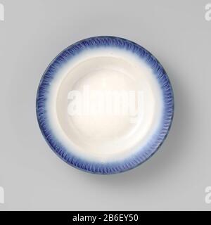 Bord van aardewerk. Het plat grijs, de rand van het bord a rencontré een geveerde reliëfrad, beschilderd dans vloeiblaw. Fabricant : Petrus ReoutPlaats fabrication: Maastricht Dating: CA. 1860 - ca. 1890 matériau: Engels aardewerk Techniek: Schildertechniek Dimensions: H 3,5 cm. × d 19,6 cm. Banque D'Images