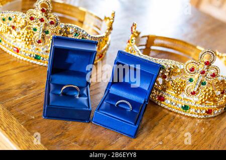 Paire de bagues de mariage dans les cas avec les couronnes saintes tradition orthodoxe de mariage personne Banque D'Images