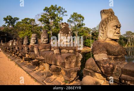 Sculptures sur le pont à la porte sud à Angkor Thom Banque D'Images