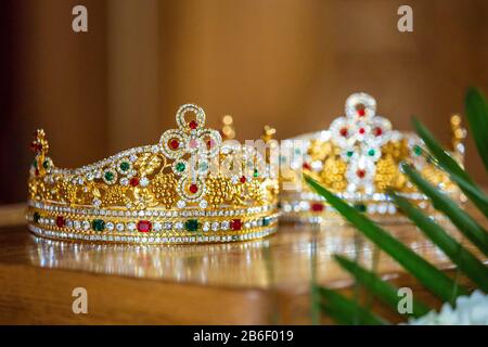 Paire de couronnes chrétiennes orthodoxes traditionnelles pour la cérémonie du mariage personne Banque D'Images