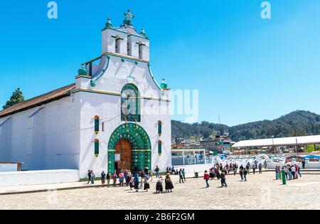 Les indigènes mayas marchant dans l'église datant du XVIe siècle à San Juan Chamula près de San Cristobal de las Casas, Mexique. Banque D'Images