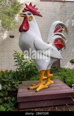 La sculpture « Liberty Chicken » dans LaPolt Park, Liberty, New York Banque D'Images