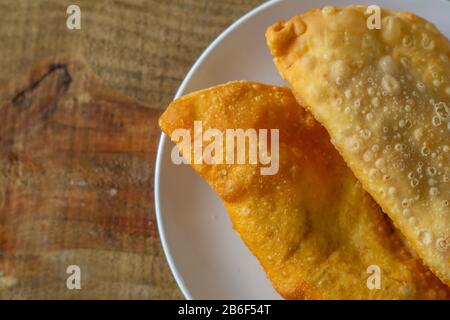 Empanadas d'Amérique latine frits avec sauce tomate et avocat. Vue de dessus. Banque D'Images