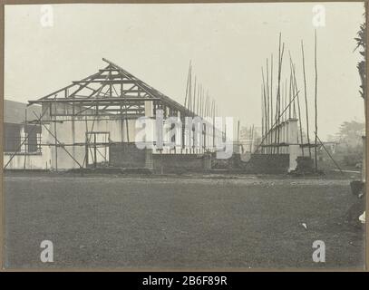 Construction d'un bâtiment commercial Construction d'un bâtiment commercial, Où: Apparemment à Medan. Photos dans l'album photo des architectes et constructeurs néerlandais Bennink et Riphagen à Medan dans les années 1914-1919. Fabricant : Photographe: Fabrication anonyme de place Medan Dating: 1914 - 1919 Caractéristiques physiques: Gélatine argent imprimé matériel: Papier technique: Gélatine argent imprimé dimensions: Photo: H 147 mm × b mm Date 200: 1914 - 1919 Banque D'Images