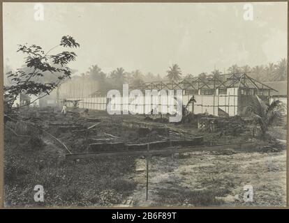 Construction d'un bâtiment commercial Construction d'un bâtiment commercial, Où: Apparemment à Medan, vu de l'arrière. Photos dans l'album photo des architectes et constructeurs néerlandais Bennink et Riphagen à Medan dans les années 1914-1919. Fabricant : Photographe: Fabrication anonyme de place Medan Dating: 1914 - 1919 Caractéristiques physiques: Gélatine argent imprimé matériel: Papier technique: Gélatine argent imprimé dimensions: Photo: H 145 mm × b mm Date 200: 1914 - 1919 Banque D'Images