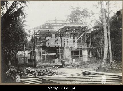 Construction d'une maison construire une maison, Où: Apparemment à Medan. Photos dans l'album photo des architectes et constructeurs néerlandais Bennink et Riphagen à Medan dans les années 1914-1919. Fabricant : Photographe: Fabrication anonyme de place Medan Dating: 1914 - 1919 Caractéristiques physiques: Gélatine argent imprimé matériel: Papier technique: Gélatine argent imprimé dimensions: Photo: H 111 mm × b mm Date 160: 1914 - 1919 Banque D'Images