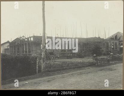 Construction des enfants de l'Armée du Salut Construction de l'Armée du Salut sur Wilhelminestraat à Medan en 1916. Photographie dans l'album des architectes et constructeurs néerlandais Bennink et Riphagen à Medan dans les années 1914-1919. Fabricant : Photographe: Fabrication anonyme de place Medan Dating: 1916 Caractéristiques physiques: Gélatine argent imprimé: Papier photo technique: Gélatine argent pression dimensions: Photo: H 143 mm × W 198 mm Date: 1914 - 1919 Banque D'Images