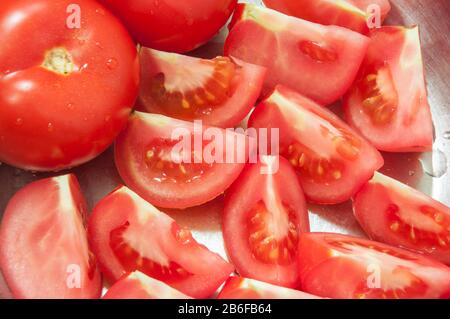 La nourriture. Tomatos sur le bloc hacheur. Banque D'Images